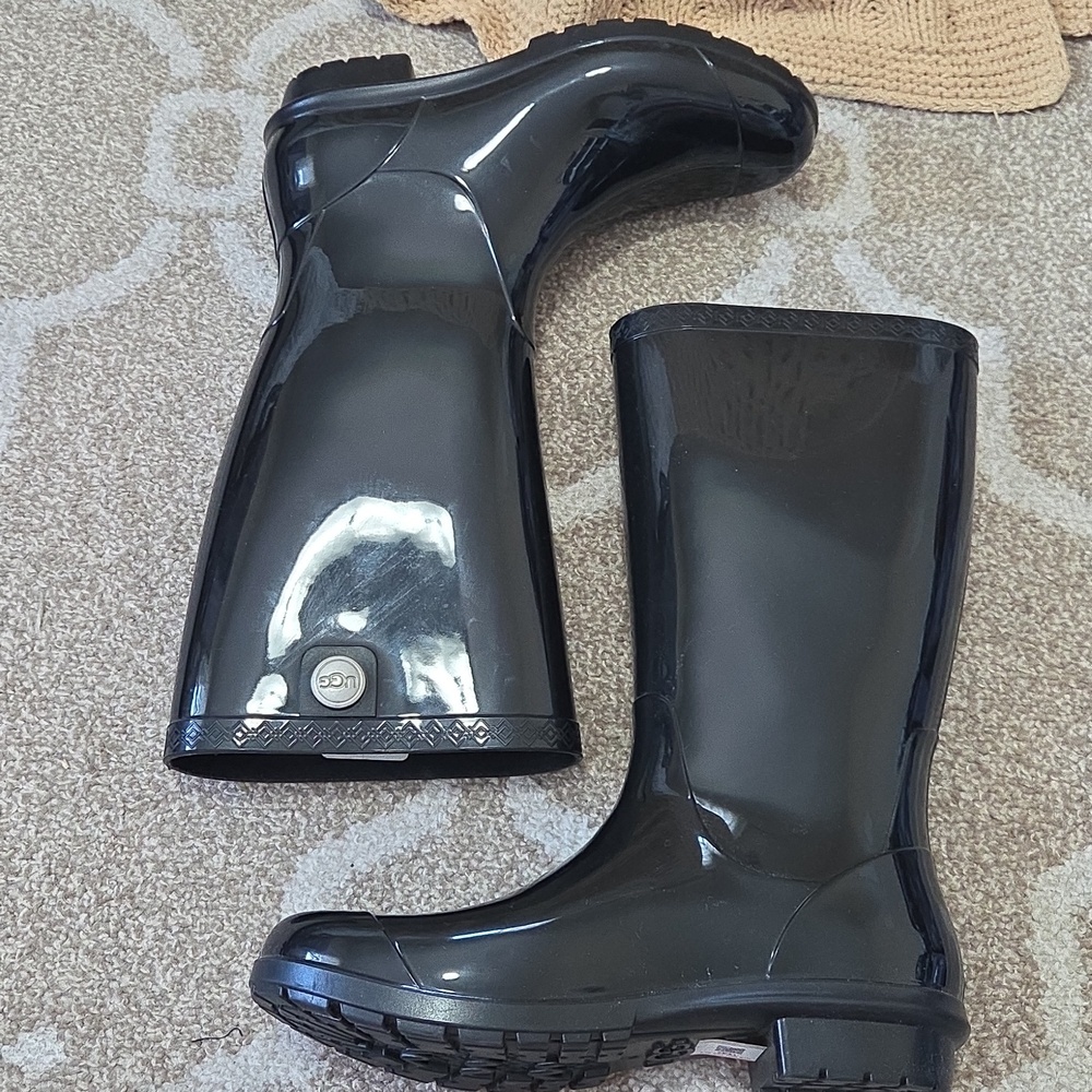 Ugg Shaye Black Tall Rain Boot w/ Sheepskin Lining - Size 9 - Picture 5 of 10